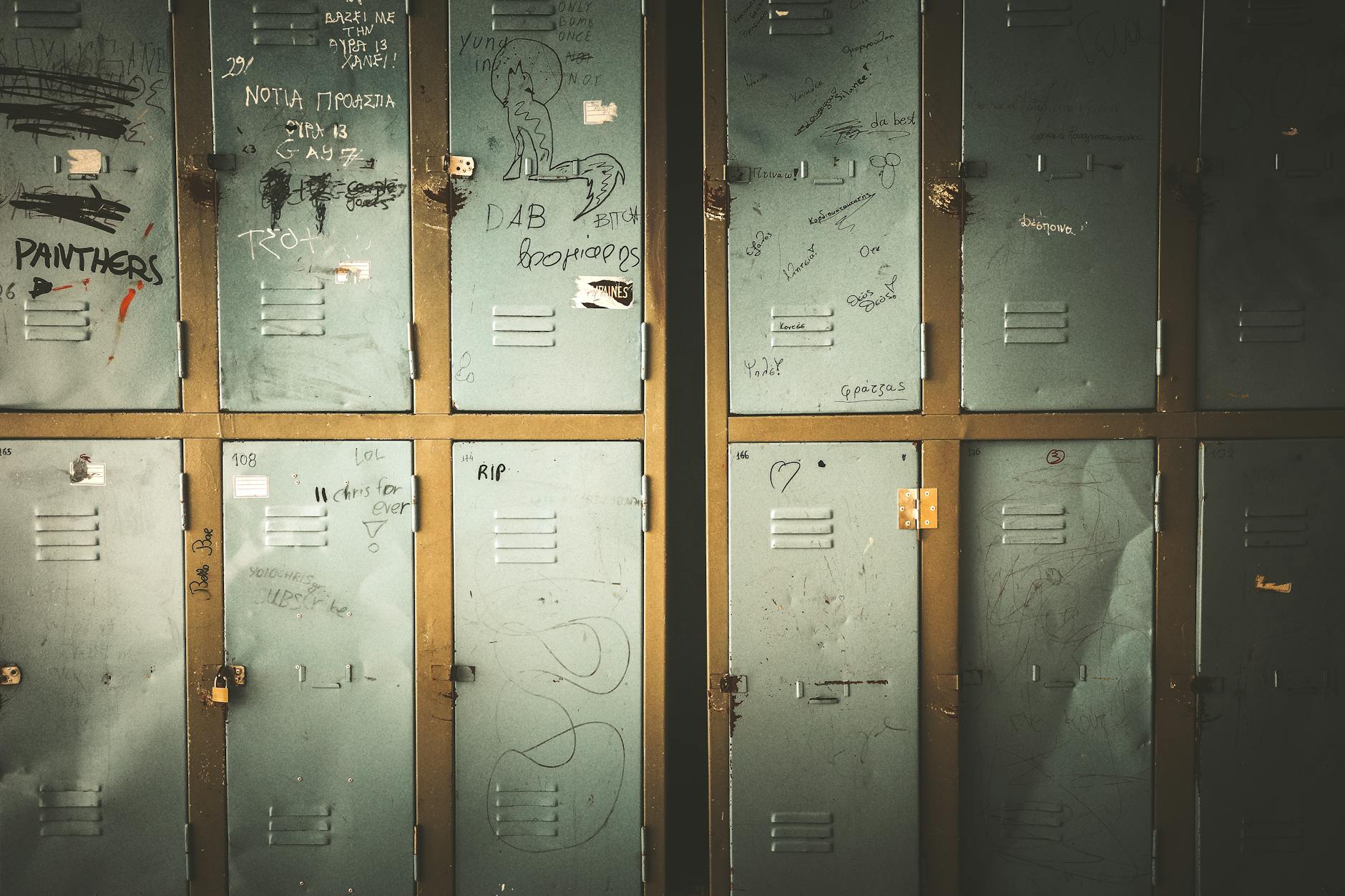 Zniszczone metalowe skrytki z graffiti w ciemnym pomieszczeniu