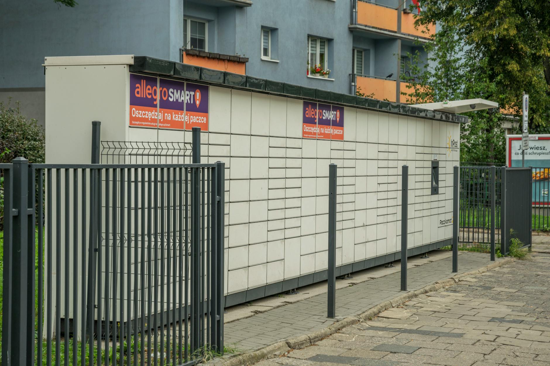 Paczkomat z reklamą Allegro Smart przy blokach we Wrocławiu