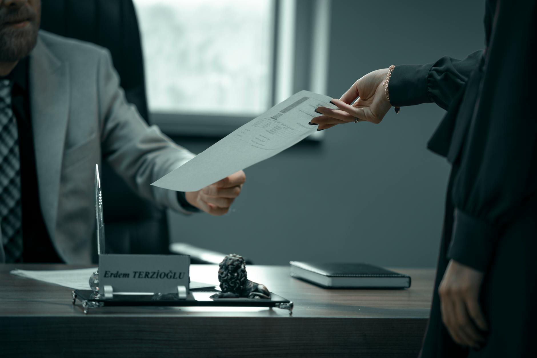 Przekazanie dokumentów między pracownikami biurowymi w nowoczesnym biurze