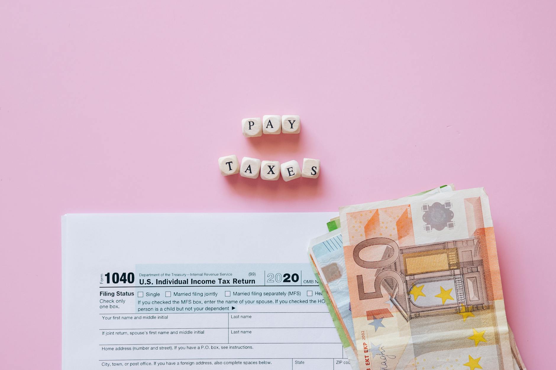 Zwrot za zwrócony towar nie przyszedł? Co zrobić, gdy sklep zwleka z przelewem Formularz podatkowy i banknoty euro na różowym tle