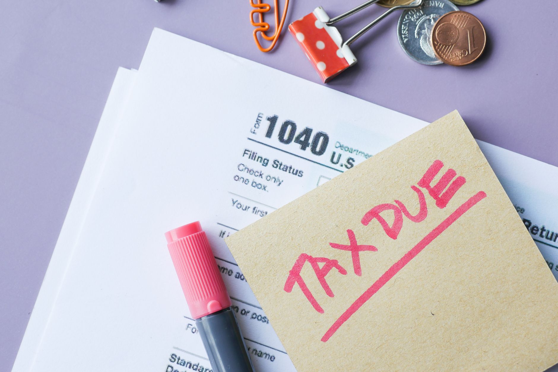 Formularz podatkowy z adnotacją Tax Due na biurku z przyborami
