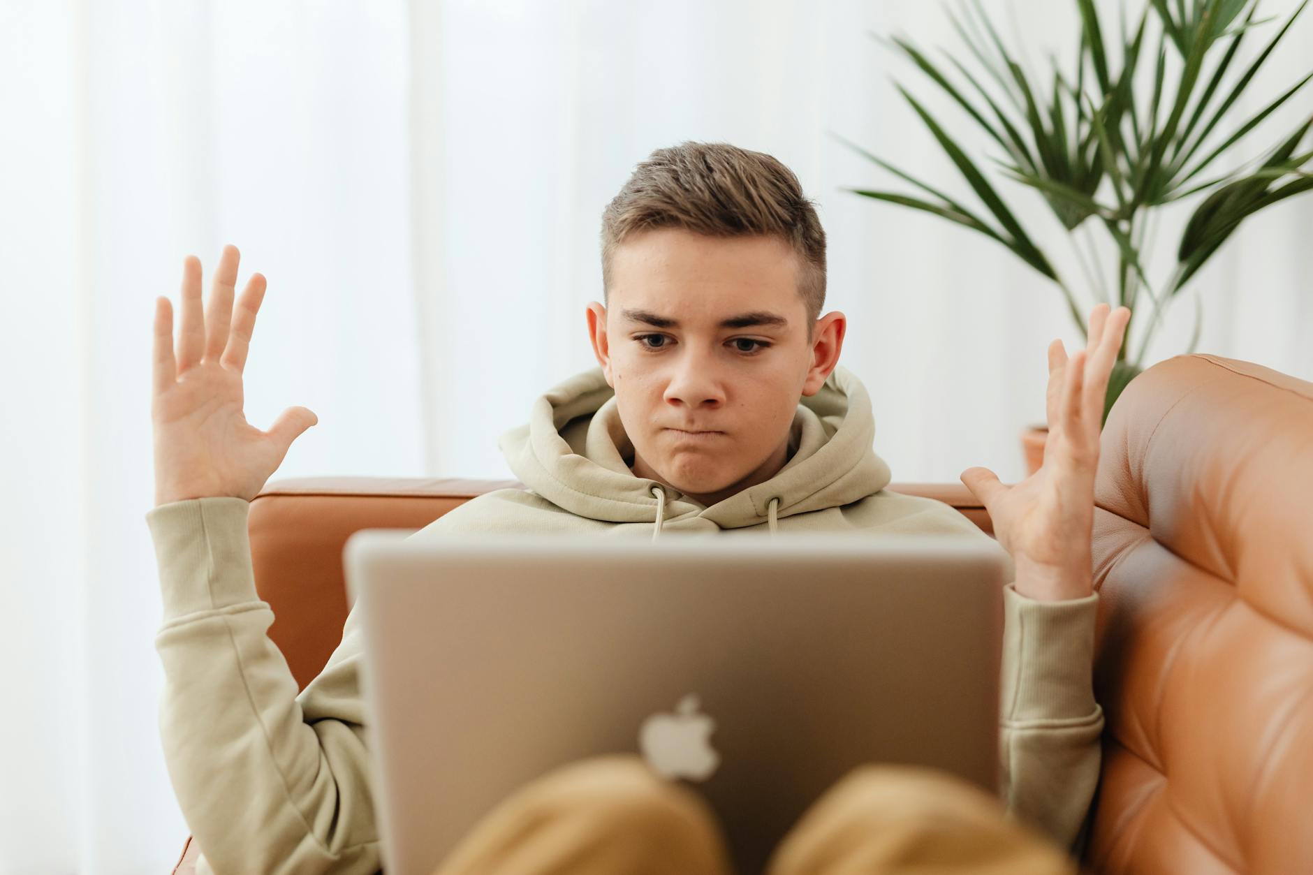 Nie działa logowanie w aplikacji ZUS? Co sprawdzić, zanim zgłosisz błąd Nastolatek sfrustrowany problemem z logowaniem w aplikacji na laptopie