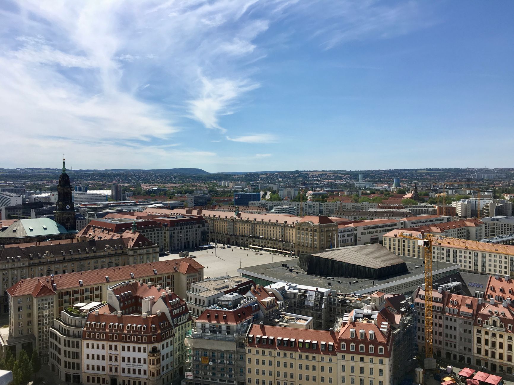 Rynek Altmarkt w Dreźnie z zabytkowymi kamienicami o zachodzie słońca Rynek Altmarkt w Dreźnie z zabytkowymi kamienicami o zachodzie słońca