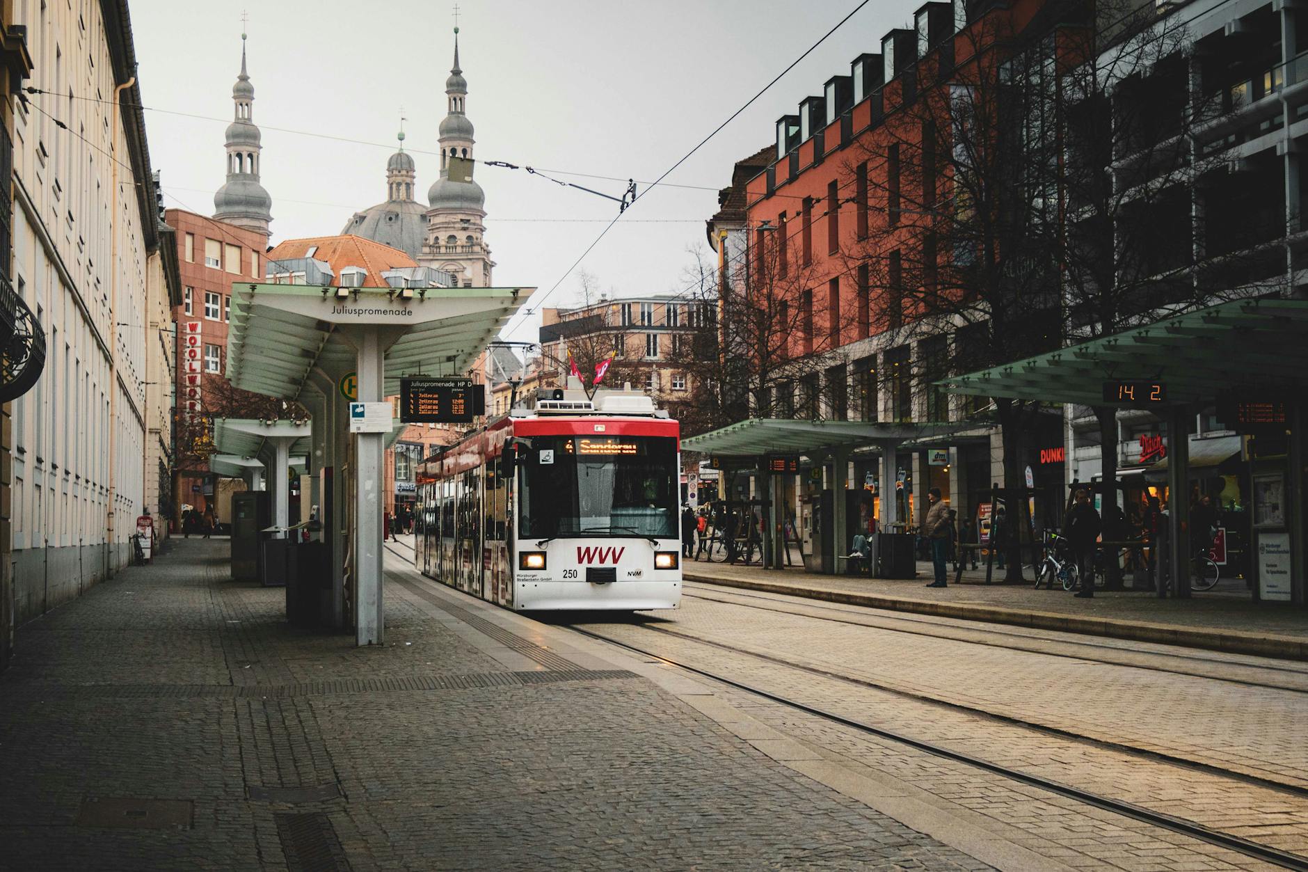 Tramwaj na tle zabytkowych kamienic w europejskim mieście jesienią