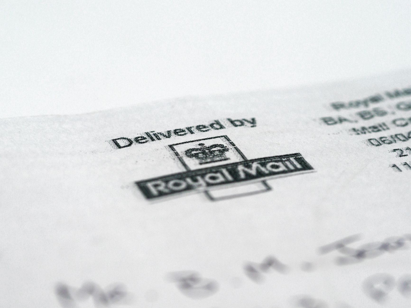 Zbliżenie na znaczek Royal Mail na dokumencie dotyczącym wysyłki