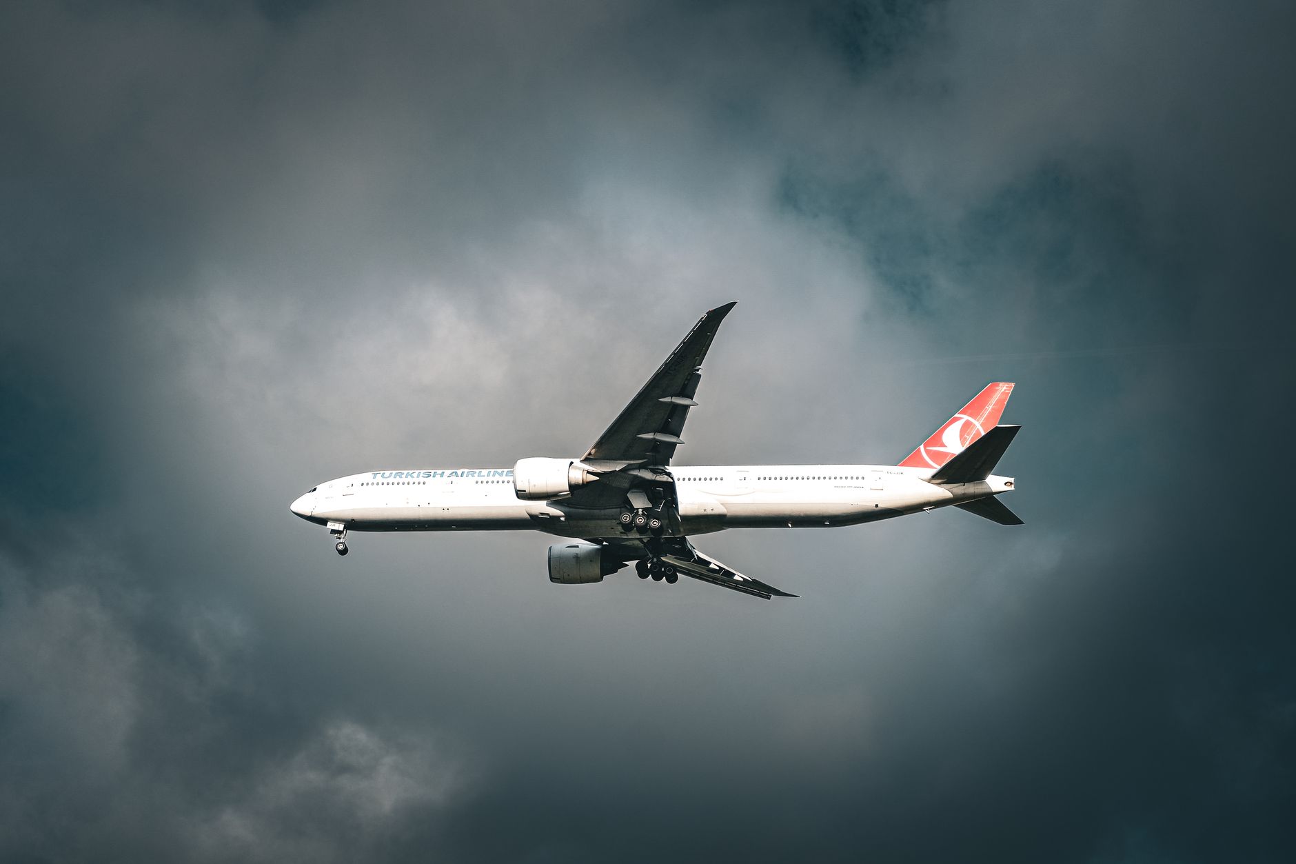 Samolot Turkish Airlines nad chmurami w okolicach Stambułu