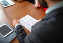 Zaświadczenie o figurowaniu jako osoba bezrobotna: jak odebrać je z urzędu pracy Pracownicy omawiają formularz wniosku podczas spotkania