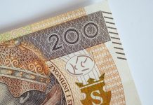 Zbliżenie na banknot 200
